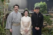 連続テレビ小説「ばけばけ」より、左からヘブン役のトミー・バストウ、トキ役の髙石あかり、脚本を担当したふじきみつ彦