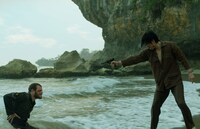 映画「オラン・イカン」新場面写真。無人島へ漂着した日本兵の斎藤（右 / 演：ディーン・フジオカ）と英軍捕虜ブロンソン（左 / 演：カラム・ウッドハウス）