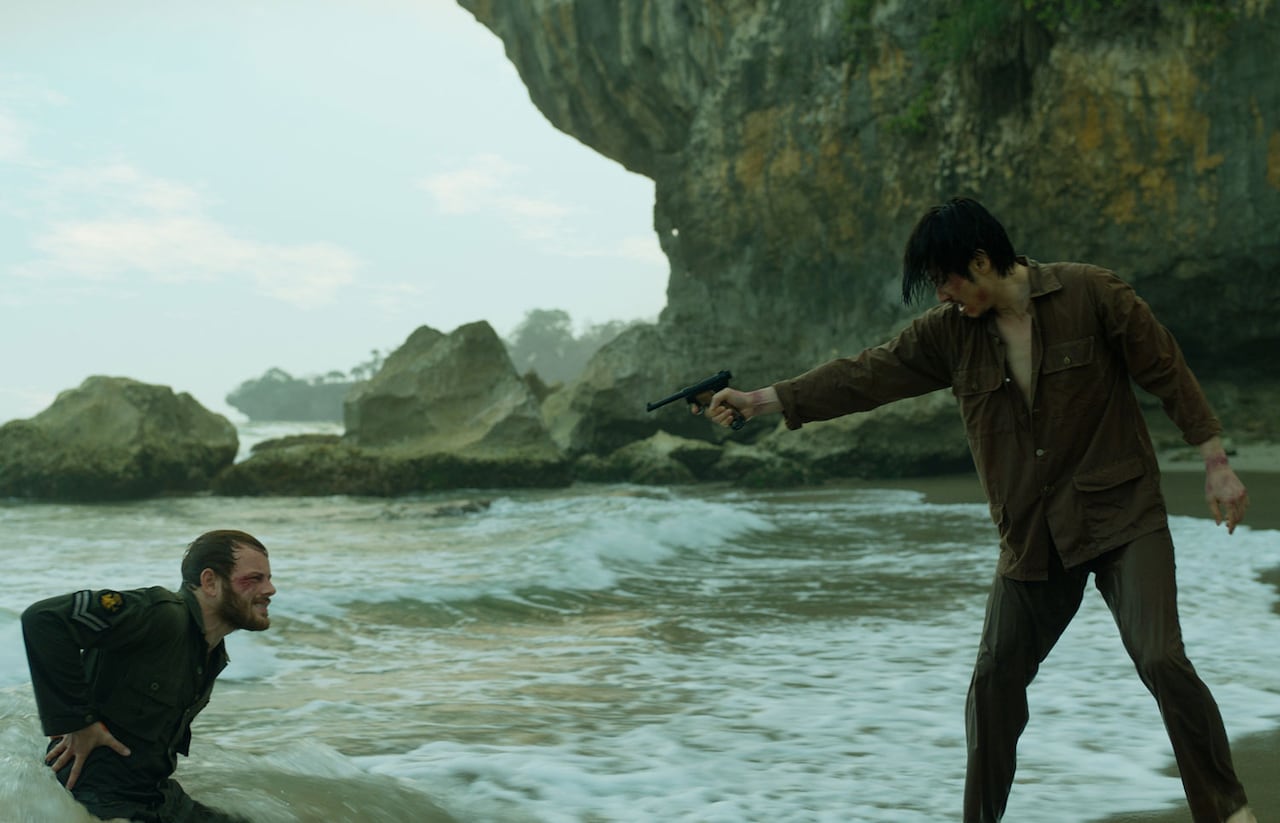 映画「オラン・イカン」新場面写真。無人島へ漂着した日本兵の斎藤（右 / 演：ディーン・フジオカ）と英軍捕虜ブロンソン（左 / 演：カラム・ウッドハウス）