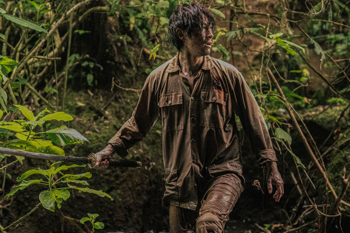 映画「オラン・イカン」新場面写真。剣を武器とする日本兵の斎藤（演：ディーン・フジオカ）