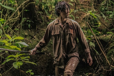 映画「オラン・イカン」新場面写真。剣を武器とする日本兵の斎藤（演：ディーン・フジオカ）