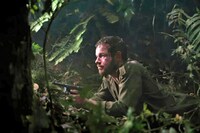映画「オラン・イカン」新場面写真。瞬発力を武器とする血気盛んな英軍捕虜ブロンソン（演：カラム・ウッドハウス）
