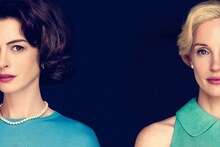 映画「隣人たち」ビジュアル。左からアン・ハサウェイ演じるセリーヌ、ジェシカ・チャステイン演じるアリス