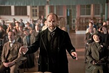 映画「ザ・コラール　希望を紡ぐ歌」より、レイフ・ファインズ演じるヘンリー・ガスリー