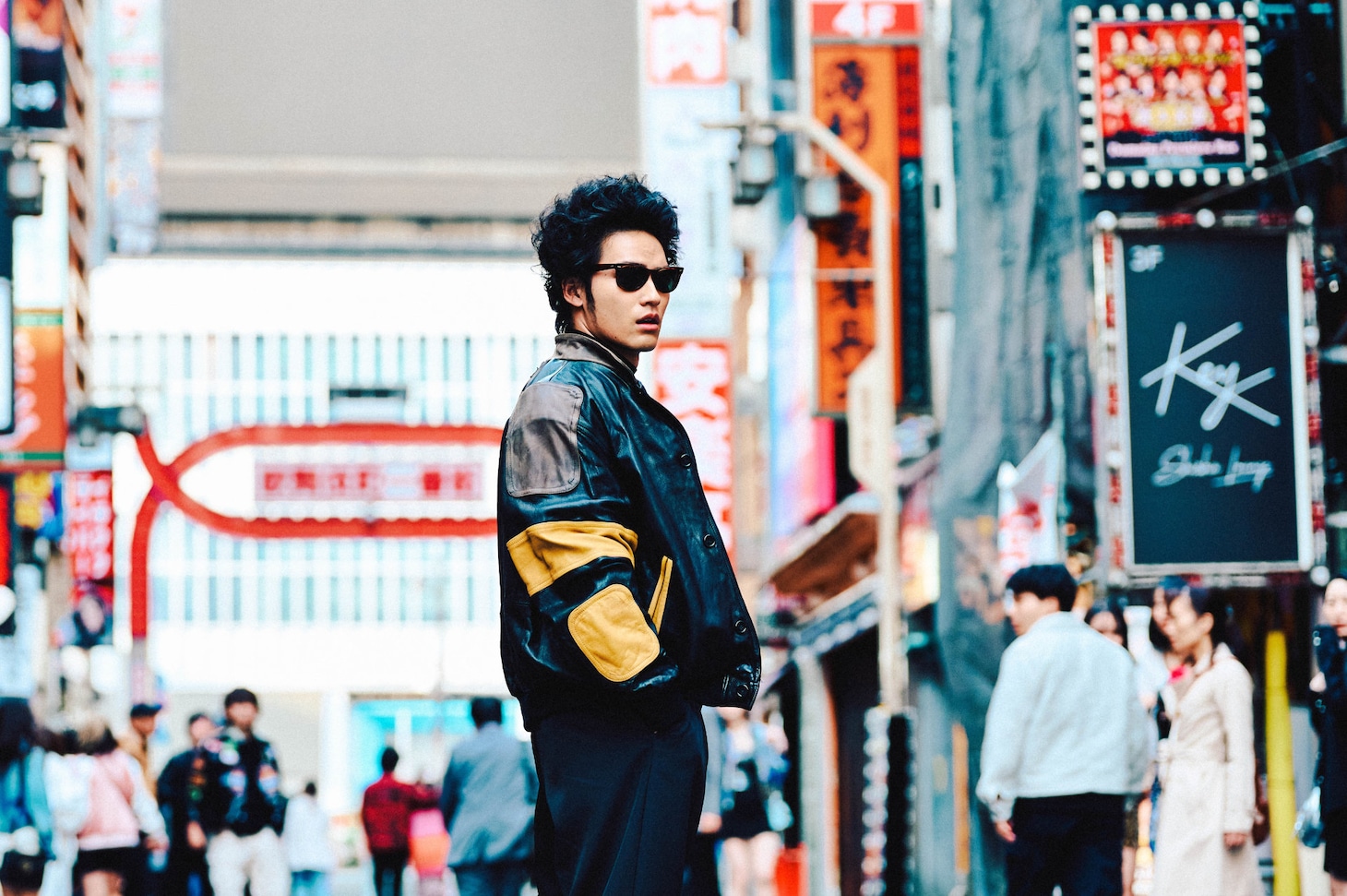 「TOKYO BURST-犯罪都市-」場面写真。新宿歌舞伎町に佇む相葉四郎（演：水上恒司）