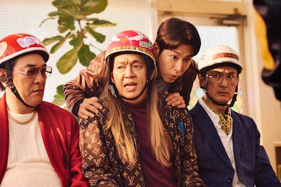 「TOKYO BURST-犯罪都市-」場面写真。チャン・イス（演：パク・ジファン）の耳元でささやくチェ・シウ（演：ユンホ）