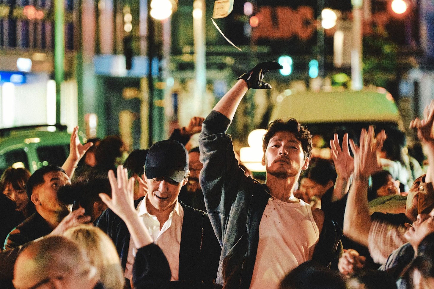 「TOKYO BURST-犯罪都市-」場面写真。中央左からオム・ギジュン演じるキム・フン、福士蒼汰演じる村田蓮司