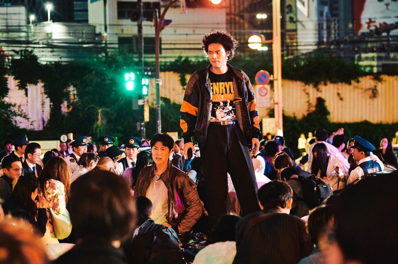 「TOKYO BURST-犯罪都市-」場面写真。水上恒司演じる相葉四郎（中央右）、ユンホ演じるチェ・シウ（中央左）