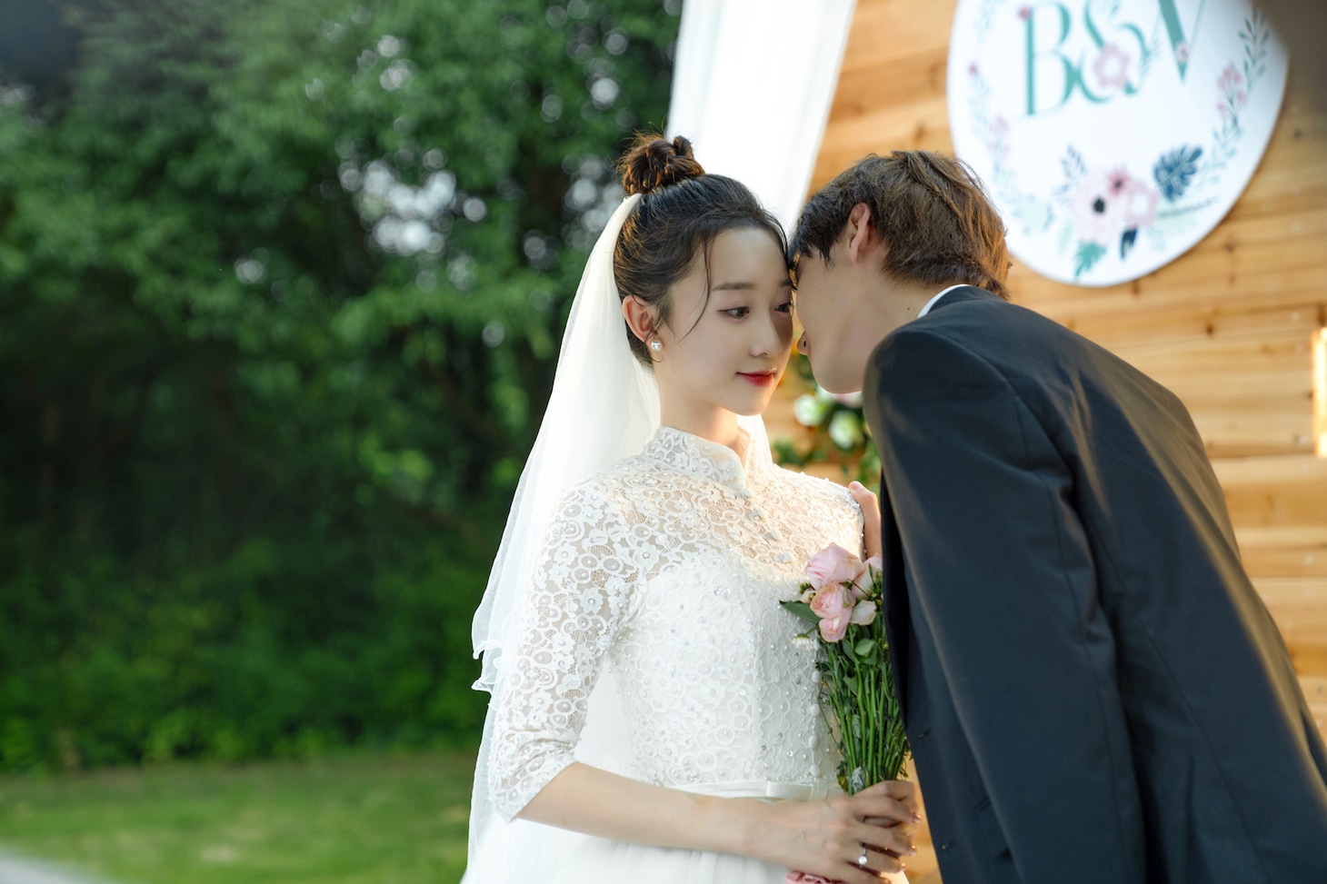 「運命の恋人～ワケあり彼氏は期限付き!?～」のヒロイン・蘇暖暖（左）。劇中では彼女が“フィギュア彼氏”との交際を通じて成長していく姿が描かれる