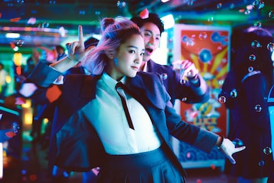 台湾映画「赤い糸 輪廻のひみつ」場面写真。ワン・ジン（王淨）演じるピンキー（前）、クー・チェンド（柯震東）演じるシャオルン（孝綸 / 後方）