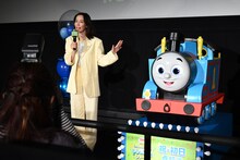 木村佳乃（左）とトーマス（右）