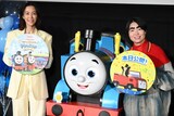 「映画 きかんしゃトーマス いっしょに歌おう！ドレミファ♪ソドー島」初日舞台挨拶の様子。左から木村佳乃、トーマス、イモトアヤコ
