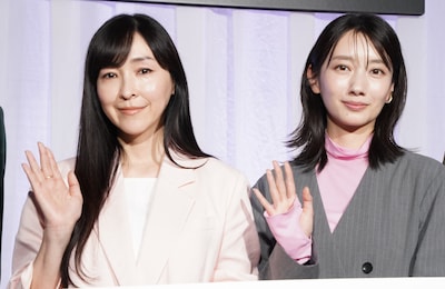 「月夜行路 －答えは名作の中に－」制作発表会見に出席した波瑠（右）、麻生久美子（左）