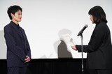 「90メートル」公開記念舞台挨拶の様子。山時聡真（左）への卒業証書を読む菅野美穂（右）