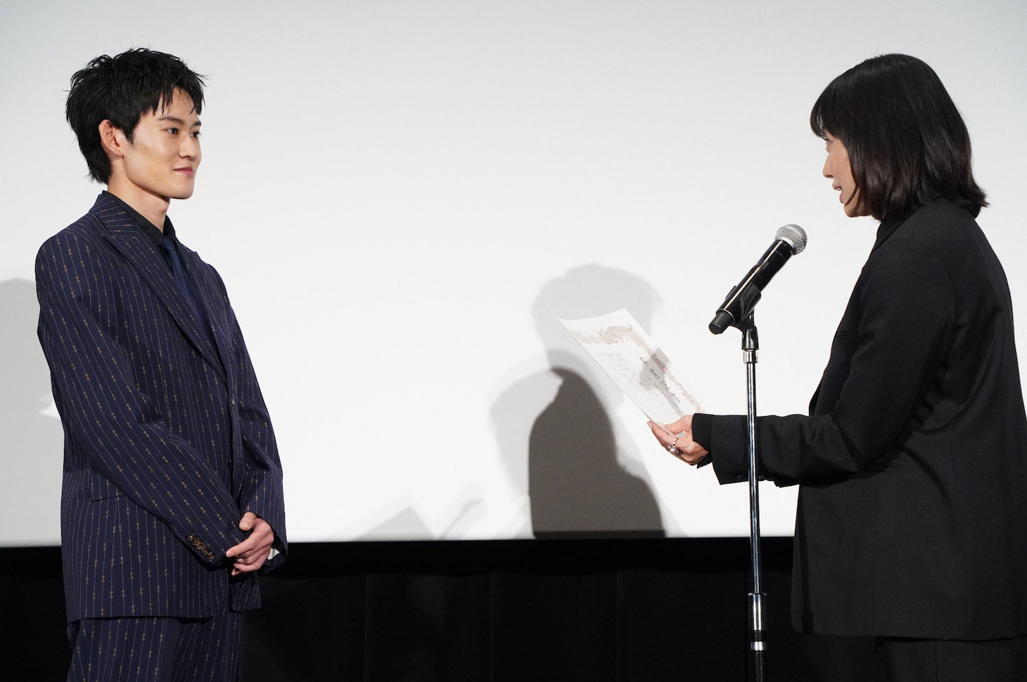 「90メートル」公開記念舞台挨拶の様子。山時聡真（左）への卒業証書を読む菅野美穂（右）