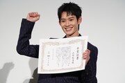 「90メートル」公開記念舞台挨拶にて、卒業証書を受け取りガッツポーズする山時聡真