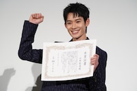 「90メートル」公開記念舞台挨拶にて、卒業証書を受け取りガッツポーズする山時聡真