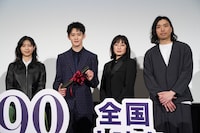 「90メートル」公開記念舞台挨拶の様子。左から西野七瀬、山時聡真、菅野美穂、中川駿