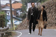 映画「明日の記憶」場面写真。渡辺謙演じる主人公・佐伯雅行（左）と、樋口可南子演じる妻・枝実子（右）。©2006「明日の記憶」製作委員会 原作　荻原浩『明日の記憶』（光文社刊）
