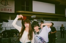 「炎上」メイキング写真。左からアオイヤマダ、森七菜