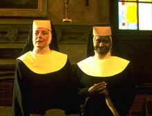 「天使にラブ・ソングを…」場面写真。左からマギー・スミス演じる修道院長、ウーピー・ゴールドバーグ演じるデロリス