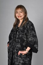 日曜劇場「GIFT」より、山口智子演じるアート作家の坂本広江。山口が日曜劇場に出演するのは1994年放送のドラマ「スウィート・ホーム」以来、32年ぶりとなる
