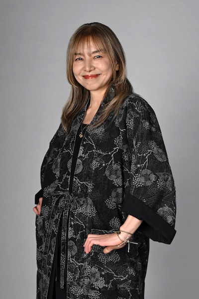 日曜劇場「GIFT」より、山口智子演じるアート作家の坂本広江。山口が日曜劇場に出演するのは1994年放送のドラマ「スウィート・ホーム」以来、32年ぶりとなる