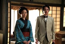 医療時代劇「幕末ヒポクラテスたち」新場面写真より、左から藤野涼子演じる峰、藤原季節演じる新左