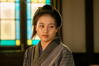 NHK連続テレビ小説「風、薫る」より、上坂樹里演じる大家直美。上坂は直美を「生きることにとても貪欲」と紹介している