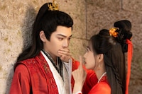 中国ドラマ「山河枕（さんがしん）～Promise of Love～」より、左からディン・ユーシー（丁禹兮）演じる衛韞、ビクトリア／ソン・チエン（宋茜）演じる楚瑜