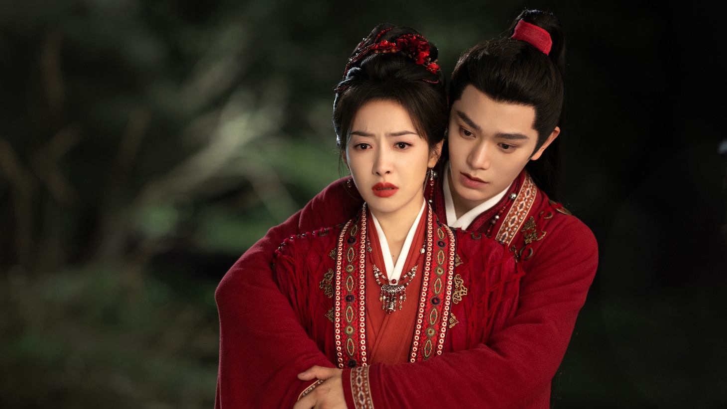 西北将軍の娘・楚瑜（前）。演じたのは中国ドラマ「風起洛陽～神都に翔ける蒼き炎～」などで知られるビクトリア／ソン・チエン（宋茜）