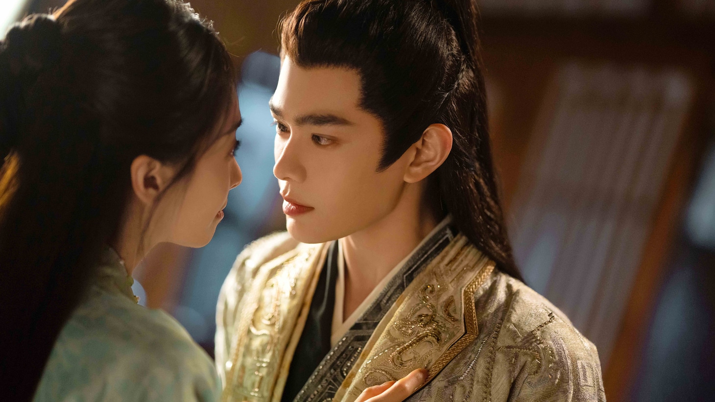 戦争で家族を失った将軍・衛韞（右）。演じたのは中国ドラマ「永夜星河～シークレット・ラブミッション～」など主演作が次々と日本上陸しているディン・ユーシー（丁禹兮）