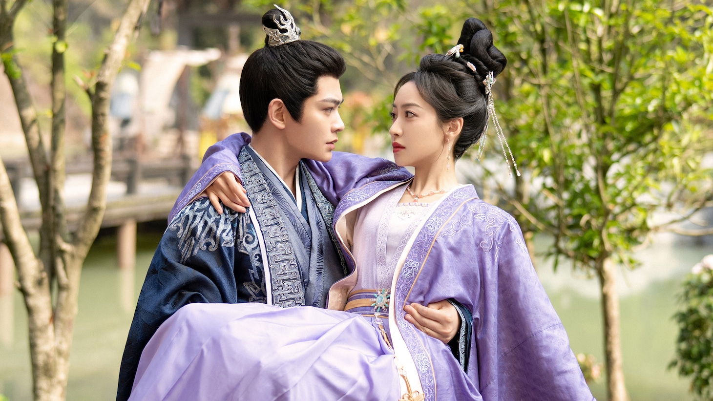 左からディン・ユーシー（丁禹兮）演じる衛韞、ビクトリア／ソン・チエン（宋茜）演じる楚瑜
