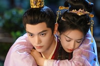 義理の弟と“兄嫁”でありながら恋に落ちていく衛韞（左）と楚瑜（右）。演じたのは中国ドラマ「永夜星河～シークレット・ラブミッション～」のディン・ユーシー（丁禹兮）と「風起洛陽～神都に翔ける蒼き炎～」のビクトリア／ソン・チエン（宋茜）