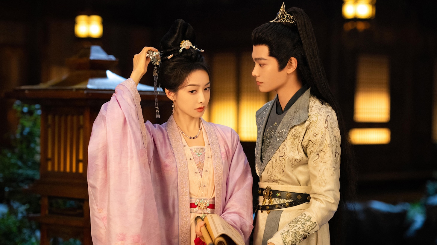 左からビクトリア／ソン・チエン（宋茜）演じる楚瑜、ディン・ユーシー（丁禹兮）演じる衛韞