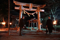 アクション映画「殺手#4」場面写真。ジェフリー・ガイ演じる香港のプロの殺し屋“No.4”（左）と、根岸拓哉演じる殺し屋組織の親玉“尊者”の右腕である“No.9”（右）