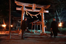 アクション映画「殺手#4」場面写真。ジェフリー・ガイ演じる香港のプロの殺し屋“No.4”（左）と、根岸拓哉演じる殺し屋組織の親玉“尊者”の右腕である“No.9”（右）