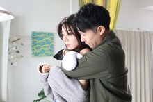 ドラマDEEP「多すぎる恋と殺人」場面写真。森カンナ演じる谷崎真奈美（左）、小出恵介演じる江本健（右）