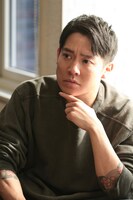 ドラマDEEP「多すぎる恋と殺人」より、小出恵介演じる江本健
