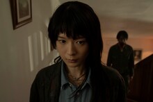 「Never After Dark／ネバーアフターダーク」場面写真。穂志もえか演じる愛里（中央）に不気味な亡霊が迫る