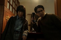 「Never After Dark／ネバーアフターダーク」場面写真。左から穂志もえか演じる愛里、賀来賢人演じる群治