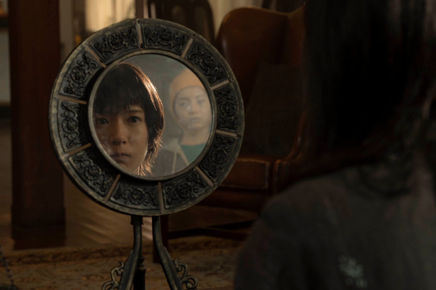 「Never After Dark／ネバーアフターダーク」場面写真。鏡越しに愛里（演：穂志もえか）を見つめる霊体の姉・美玖（演：稲垣来泉）