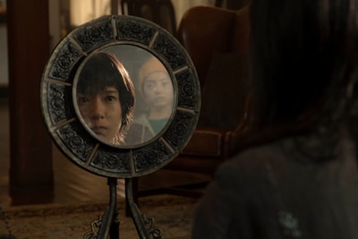 「Never After Dark／ネバーアフターダーク」場面写真。鏡越しに愛里（演：穂志もえか）を見つめる霊体の姉・美玖（演：稲垣来泉）