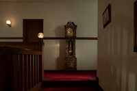 「Never After Dark／ネバーアフターダーク」場面写真。柱時計が、「その時間になるとあいつが現れる」とされる“0時5分”を指し示す