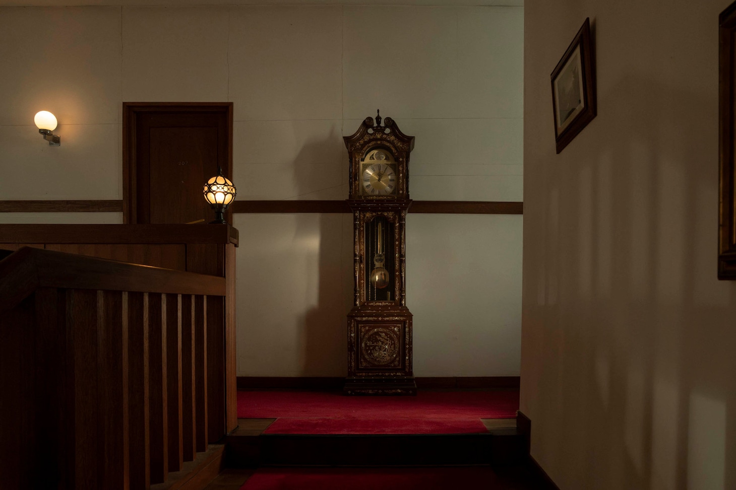 「Never After Dark／ネバーアフターダーク」場面写真。柱時計が、「その時間になるとあいつが現れる」とされる“0時5分”を指し示す