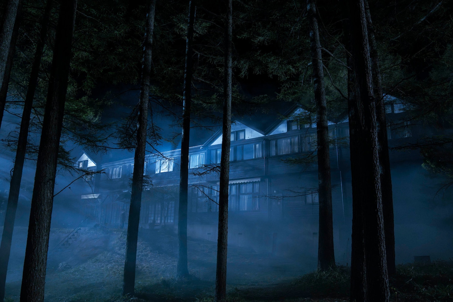 「Never After Dark／ネバーアフターダーク」より、深い霧に包まれた夜の洋館