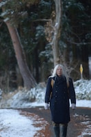 映画「脛擦りの森（すねこすりのもり）」新場面写真。高橋一生演じる謎の男