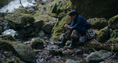 映画「脛擦りの森（すねこすりのもり）」新場面写真。黒崎煌代演じる若い男