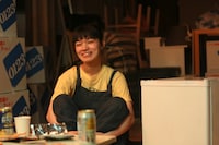 「トランジット・イン・フラミンゴ」場面写真より、祷キララ演じるアカリ