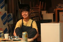 「トランジット・イン・フラミンゴ」場面写真より、祷キララ演じるアカリ